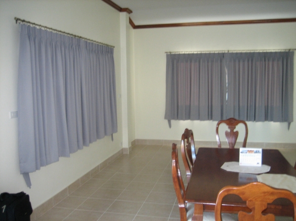 2010-02-25
Vardagsrummet har gardiner. 
