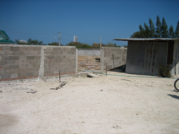 Februari 2006
NÃ¤r vi var nere under nyÃ¥r bestÃ¤mde vi att vi skulle bÃ¶rja bygga vÃ¥rt staket /mur. 
HÃ¤r en bild frÃ¥n sÃ¶der pÃ¥ utsidan under byggnation. 
